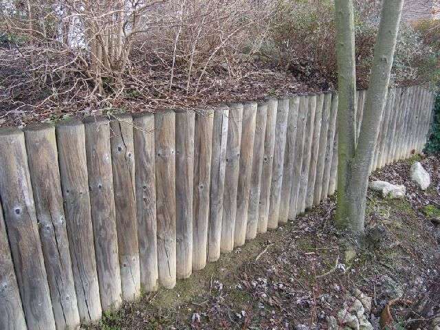 BAU.DE / BAU-Forum: 1. Bild zu Frage "Verfaulte Holzpalisaden ersetzen: Anleitung, Kosten & Alternativen f&uuml;r Hangbefestigung?" im BAU-Forum "Rund um den Garten"