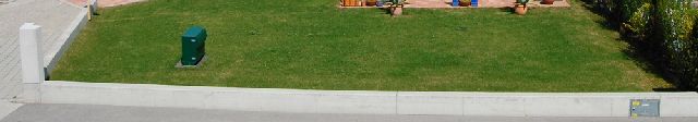 BAU.DE / BAU-Forum: 1. Bild zu Frage "Sichtbeton Gartenmauersockel versch&ouml;nern: Betonfarbe, Lasur oder Sandstrahlen? Kosten & Vergleich" im BAU-Forum "Rund um den Garten"