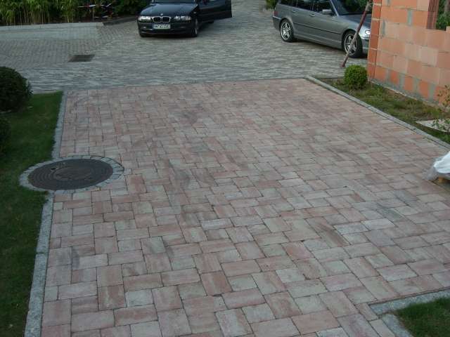 BAU.DE / BAU-Forum: 1. Bild zu Frage "Betonsteinpflaster reinigen mit Hochdruckreiniger: Risiken, Sch&auml;den & Alternativen?" im BAU-Forum "Rund um den Garten"