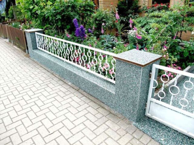 BAU.DE / BAU-Forum: 2. Bild zu Antwort "Steinteppich als Wanddeko" auf die Frage "Beton-St&uuml;tzmauer mit Sandstein verkleiden: Anleitung, Kosten & Risiken?" im BAU-Forum "Rund um den Garten"