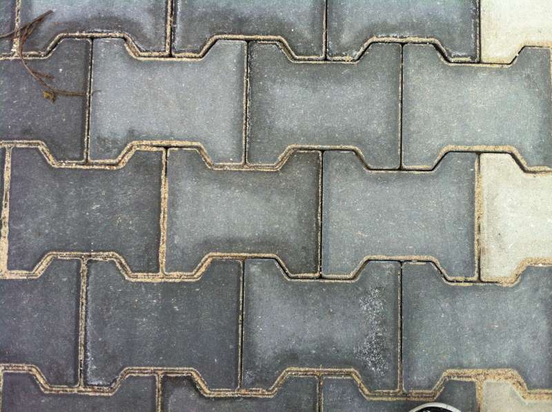 BAU.DE / BAU-Forum: 2. Bild zu Frage "Garageneinfahrt gepflastert &nbsp;-&nbsp; Betonsteine so unterschiedlich gef&auml;rbt?" im BAU-Forum "Rund um den Garten"