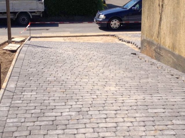 BAU.DE / BAU-Forum: 1. Bild zu Frage "Schiefes Pflaster für Auffahrt verlegt... Sinn?" im BAU-Forum "Rund um den Garten" BAU.DE / BAU-Forum: 1. Bild zu Frage "Schiefes Pflaster für Auffahrt verlegt... Sinn?" im BAU-Forum "Rund um den Garten"