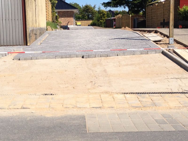 BAU.DE / BAU-Forum: 2. Bild zu Frage "Schiefes Pflaster für Auffahrt verlegt... Sinn?" im BAU-Forum "Rund um den Garten" BAU.DE / BAU-Forum: 2. Bild zu Frage "Schiefes Pflaster für Auffahrt verlegt... Sinn?" im BAU-Forum "Rund um den Garten"