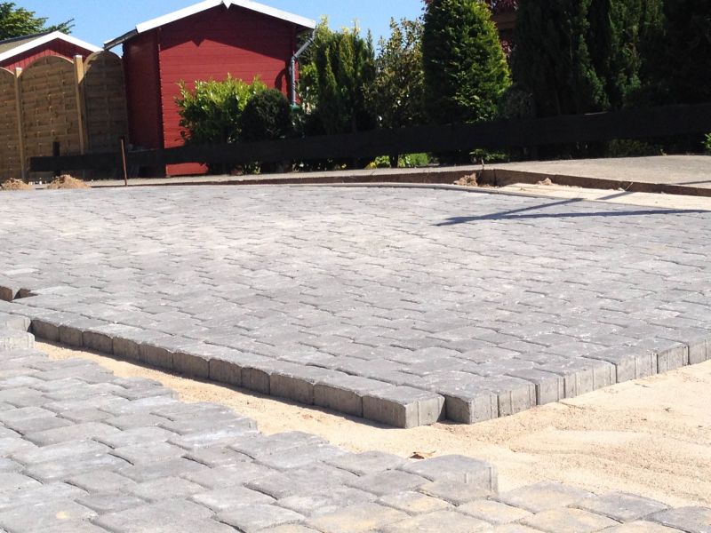 BAU.DE / BAU-Forum: 3. Bild zu Frage "Schiefes Pflaster für Auffahrt verlegt... Sinn?" im BAU-Forum "Rund um den Garten" BAU.DE / BAU-Forum: 3. Bild zu Frage "Schiefes Pflaster für Auffahrt verlegt... Sinn?" im BAU-Forum "Rund um den Garten"