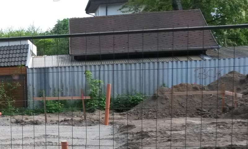 BAU.DE / BAU-Forum: 1. Bild zu Frage "Hässliche Nachbarwand - was tun?" im BAU-Forum "Rund um den Garten" BAU.DE / BAU-Forum: 1. Bild zu Frage "Hässliche Nachbarwand - was tun?" im BAU-Forum "Rund um den Garten"