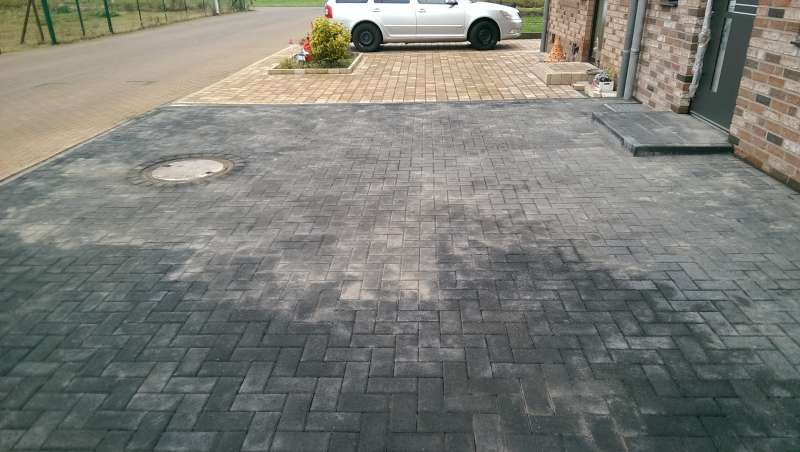 BAU.DE / BAU-Forum: 1. Bild zu Frage "Ökopflaster nach Verlegung durch Füllmaterial weiße Flecken ." im BAU-Forum "Rund um den Garten" BAU.DE / BAU-Forum: 1. Bild zu Frage "Ökopflaster nach Verlegung durch Füllmaterial weiße Flecken ." im BAU-Forum "Rund um den Garten"