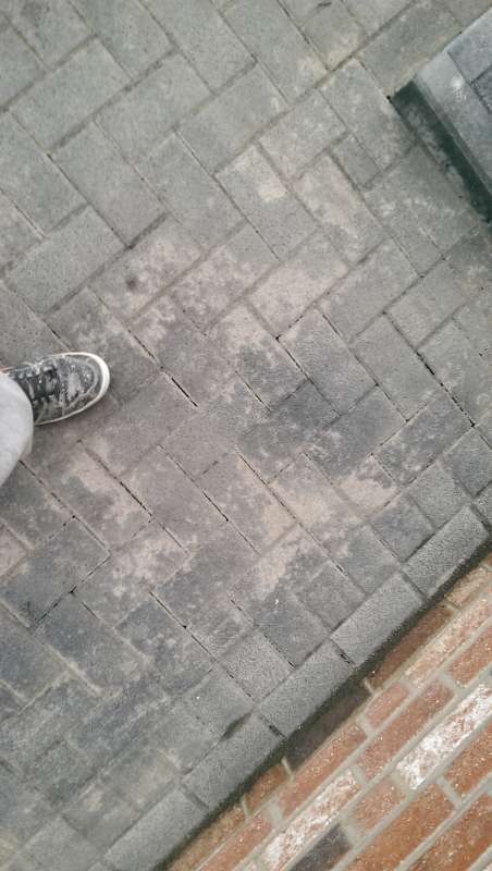 BAU.DE / BAU-Forum: 4. Bild zu Frage "Ökopflaster nach Verlegung durch Füllmaterial weiße Flecken ." im BAU-Forum "Rund um den Garten" BAU.DE / BAU-Forum: 4. Bild zu Frage "Ökopflaster nach Verlegung durch Füllmaterial weiße Flecken ." im BAU-Forum "Rund um den Garten"