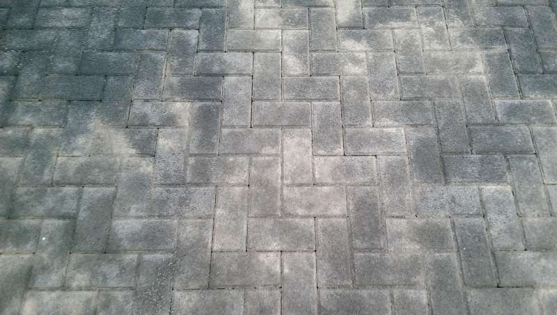 BAU.DE / BAU-Forum: 5. Bild zu Frage "Ökopflaster nach Verlegung durch Füllmaterial weiße Flecken ." im BAU-Forum "Rund um den Garten" BAU.DE / BAU-Forum: 5. Bild zu Frage "Ökopflaster nach Verlegung durch Füllmaterial weiße Flecken ." im BAU-Forum "Rund um den Garten"