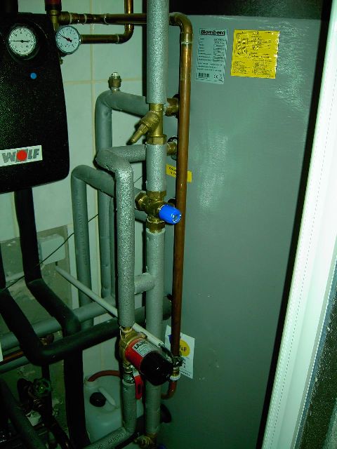 BAU.DE / BAU-Forum: 1. Bild zu Frage "F&uuml;r was ist das Ventil an Warmwasserspeicher? -bitte Bild anschauen-" im BAU-Forum "Heizung / Warmwasser"