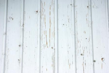 BAU.DE / BAU-Forum: 1. Bild zu Frage "Farbe bl&auml;ttert an der Giebelverkleidung ab" im BAU-Forum "Holzschutz, Holzsch&auml;den, Holzsanierung"