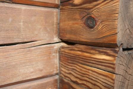 BAU.DE / BAU-Forum: 2. Bild zu Frage "Faule Stellen bei den Eckverk&auml;mmungen eines Blockbohlenhauses" im BAU-Forum "Holzschutz, Holzsch&auml;den, Holzsanierung"