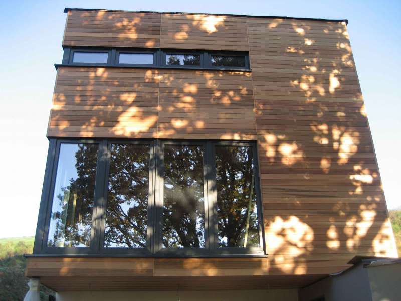 BAU.DE / BAU-Forum: 1. Bild zu Frage "Schwarze Flecken / Auswaschungen auf Zedernverschalung" im BAU-Forum "Holzschutz, Holzsch&auml;den, Holzsanierung"