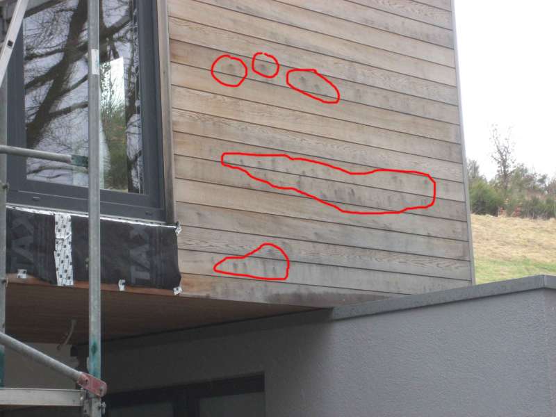 BAU.DE / BAU-Forum: 3. Bild zu Frage "Schwarze Flecken / Auswaschungen auf Zedernverschalung" im BAU-Forum "Holzschutz, Holzsch&auml;den, Holzsanierung"