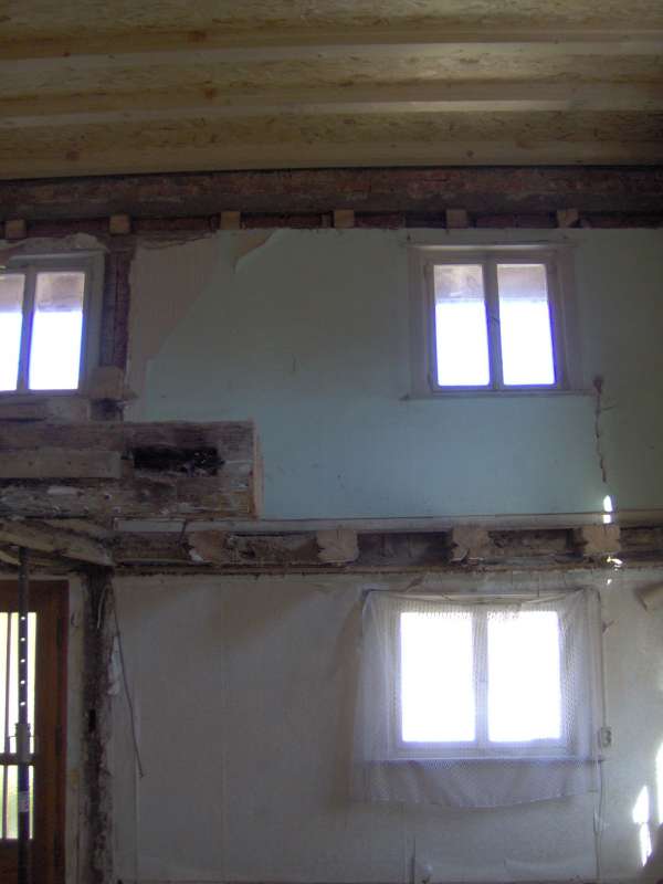 BAU.DE / BAU-Forum: 1. Bild zu Frage "Vom Auftragnehmer nicht realisierter W&uuml;rfelbruch und Sch&auml;dlingsbefall bei Sanierung" im BAU-Forum "Holzschutz, Holzsch&auml;den, Holzsanierung"