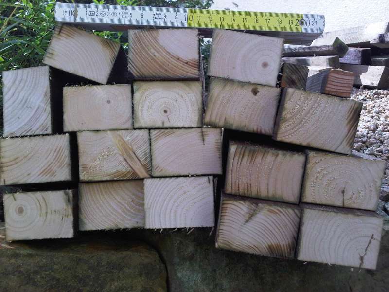 BAU.DE / BAU-Forum: 1. Bild zu Antwort "und das versprochene Foto gibt es jetzt auch dazu..." auf die Frage "Kesseldruckimpr&auml;gniertes Holz f&uuml;r Holzlege: Geeignet oder Risiko? Vor- & Nachteile" im BAU-Forum "Holzschutz, Holzsch&auml;den, Holzsanierung"