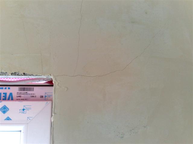 BAU.DE / BAU-Forum: 1. Bild zu Frage "Risse im Innenputz nach 4 Wochen: Ursachen, L&ouml;sungen & Kosten der Sanierung?" im BAU-Forum "Innenw&auml;nde"