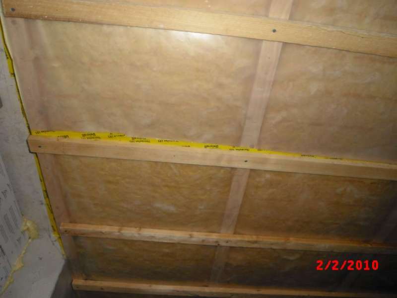 BAU.DE / BAU-Forum: 4. Bild zu Antwort "Feuchtigkeit Kellerdecke: Bilder zur Schadensanalyse" auf die Frage "Feuchtigkeit in Kellerdeckend&auml;mmung: Ursachen, Folgen & Sanierung bei Glasfaserwolle?" im BAU-Forum "Innenw&auml;nde"