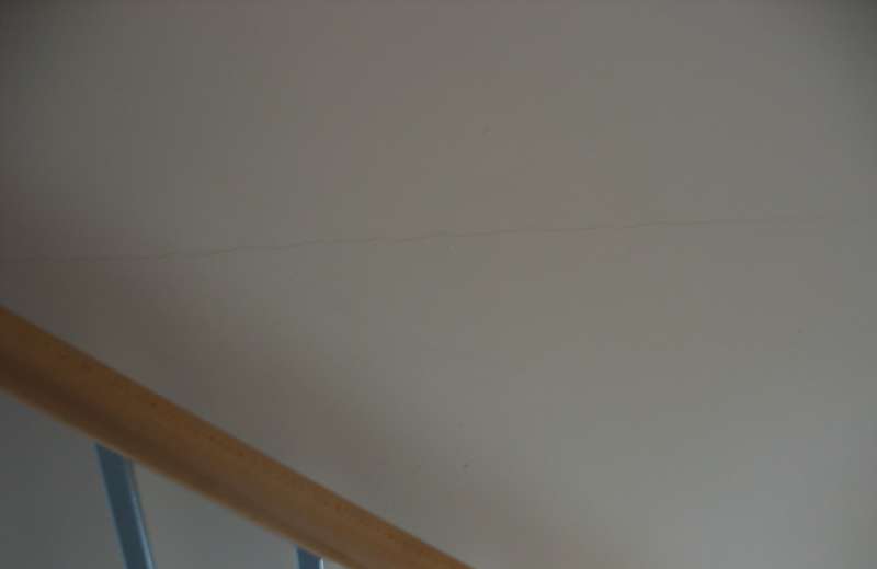 BAU.DE / BAU-Forum: 1. Bild zu Antwort "mit Bildern..." auf die Frage "Putzrisse im Neubau: Ursachen, Risiken & Sanierungskosten nach 5 Jahren?" im BAU-Forum "Innenwände" BAU.DE / BAU-Forum: 1. Bild zu Antwort "mit Bildern..." auf die Frage "Putzrisse im Neubau: Ursachen, Risiken & Sanierungskosten nach 5 Jahren?" im BAU-Forum "Innenwände"