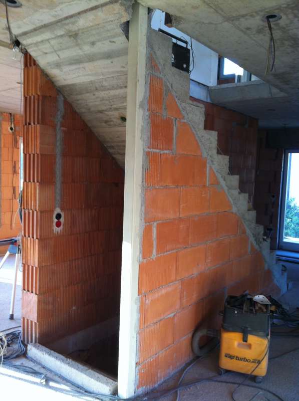 BAU.DE / BAU-Forum: 1. Bild zu Frage "Wand unter Treppe verschließen" im BAU-Forum "Innenwände" BAU.DE / BAU-Forum: 1. Bild zu Frage "Wand unter Treppe verschließen" im BAU-Forum "Innenwände"