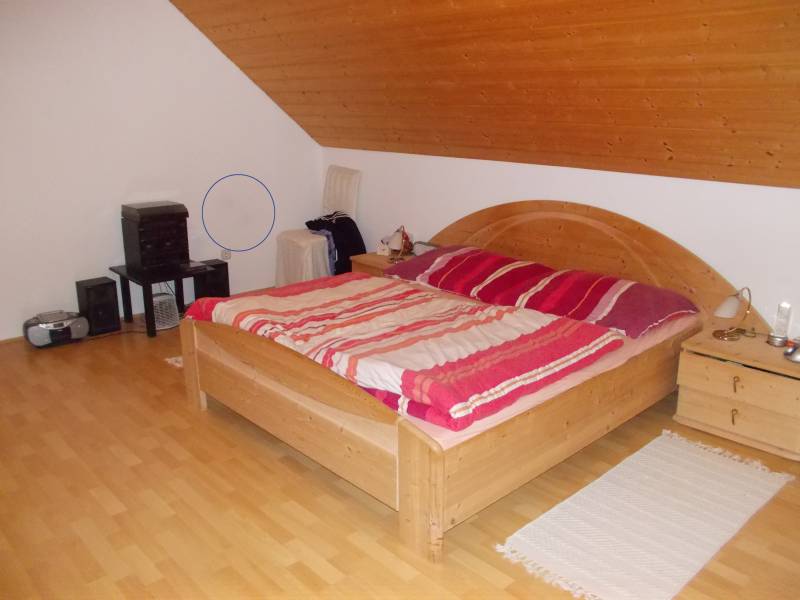 BAU.DE / BAU-Forum: 3. Bild zu Frage "Fleckenbildung auf Rigipswand" im BAU-Forum "Innenw&auml;nde"