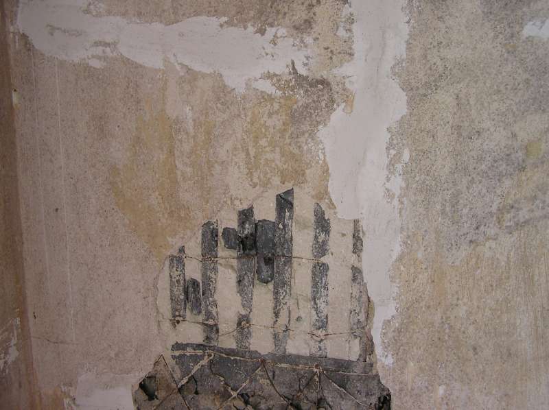 BAU.DE / BAU-Forum: 4. Bild zu Frage "Ist das Schimmel? Wenn ja, wie entferne ich diesen von der Wand bzw. Decke?" im BAU-Forum "Innenw&auml;nde"