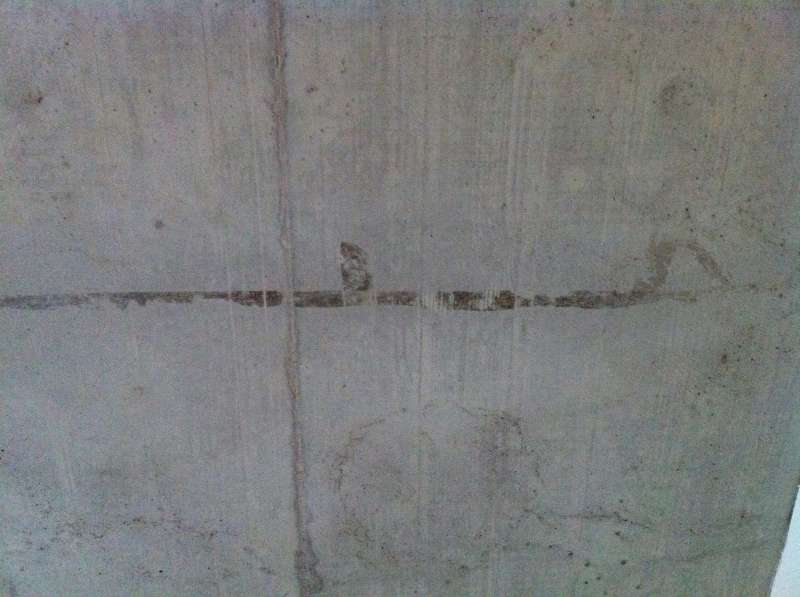 BAU.DE / BAU-Forum: 1. Bild zu Frage "Klebereste auf Sichtbeton entfernen: Methoden, Risiken & Kosten im &Uuml;berblick" im BAU-Forum "Innenw&auml;nde"