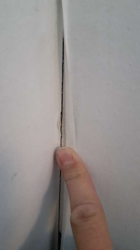 BAU.DE / BAU-Forum: 1. Bild zu Frage "2 m senkrechter Riss in Raumecke im Putz" im BAU-Forum "Innenw&auml;nde"