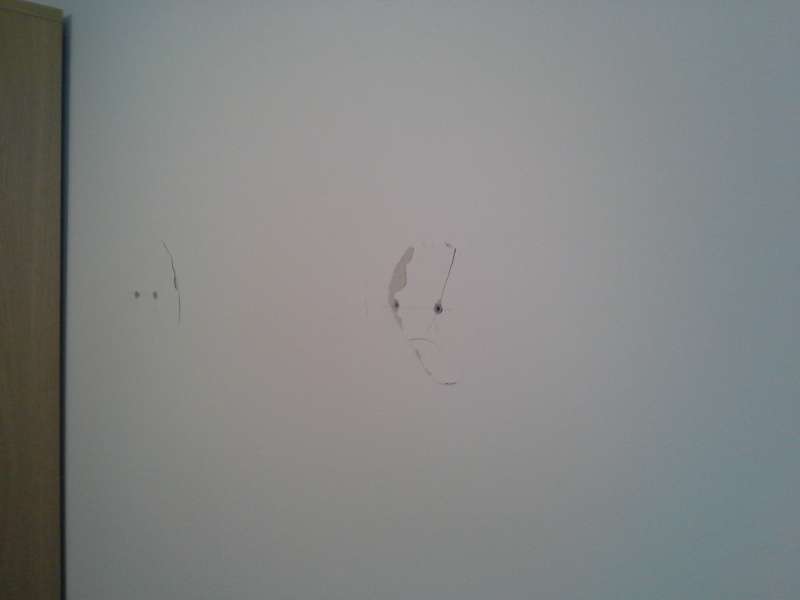 BAU.DE / BAU-Forum: 1. Bild zu Frage "Erhebliche Abplatzung von Innenputz bei Bohrung: Gew&auml;hrleistungspflicht" im BAU-Forum "Innenw&auml;nde"