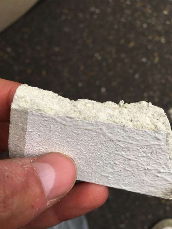 BAU.DE / BAU-Forum: 3. Bild zu Frage "Was f&uuml;r eine Art Wandverkleidung ist es?" im BAU-Forum "Innenw&auml;nde"