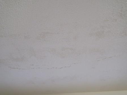 BAU.DE / BAU-Forum: 2. Bild zu Frage "Decke sieht ganz merkw&uuml;rdig aus &nbsp;-&nbsp; was kann das sein?" im BAU-Forum "Innenw&auml;nde"