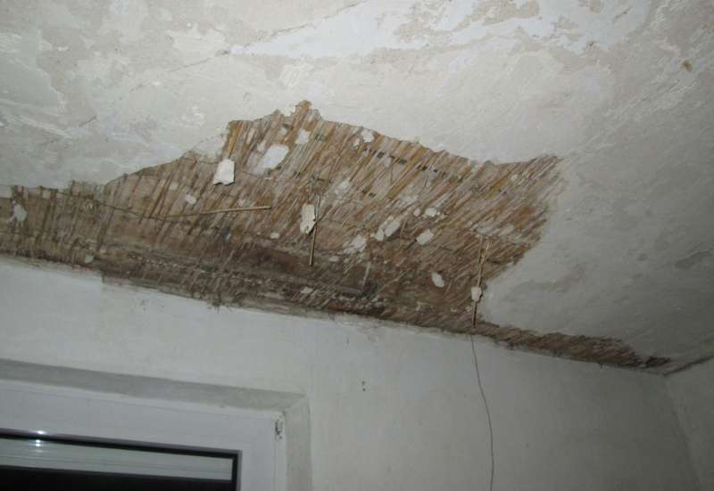 BAU.DE / BAU-Forum: 1. Bild zu Frage "Alte verputzte Reetdecke" im BAU-Forum "Innenw&auml;nde"