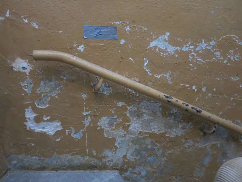 BAU.DE / BAU-Forum: 1. Bild zu Frage "Farb- und Putzabplatzungen" im BAU-Forum "Innenw&auml;nde"