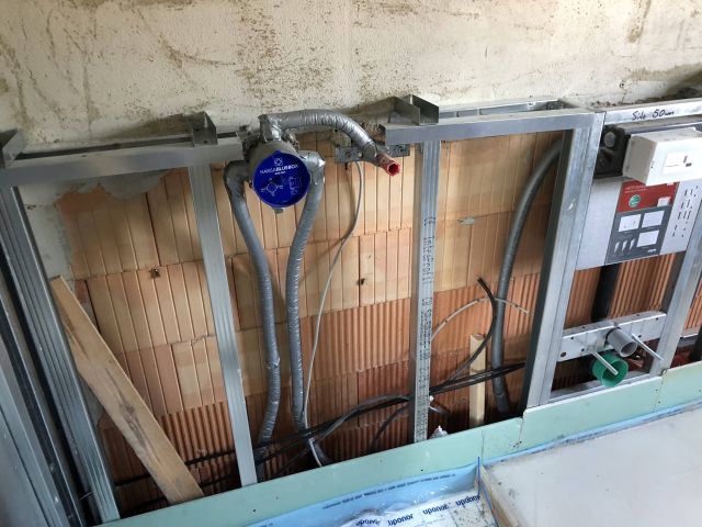 BAU.DE / BAU-Forum: 1. Bild zu Frage "Kein Innenputz hinter Sanit&auml;rinstallation / Trockenbau?" im BAU-Forum "Innenw&auml;nde"