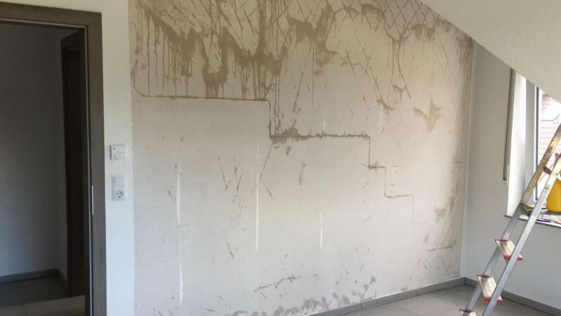 BAU.DE / BAU-Forum: 1. Bild zu Frage "treppenf&ouml;rmiger Riss nicht tragende Wand in Dachgeschoss" im BAU-Forum "Innenw&auml;nde"