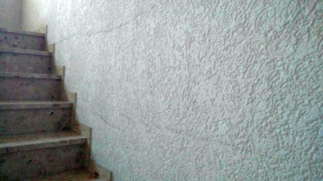 BAU.DE / BAU-Forum: 1. Bild zu Frage "Waagerechte Risse in Wand: Ursachen, Gefahren & Sofortmaßnahmen?" im BAU-Forum "Innenwände" BAU.DE / BAU-Forum: 1. Bild zu Frage "Waagerechte Risse in Wand: Ursachen, Gefahren & Sofortmaßnahmen?" im BAU-Forum "Innenwände"