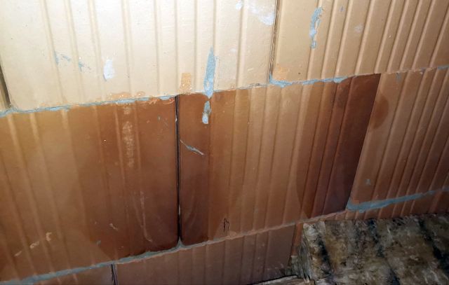 BAU.DE / BAU-Forum: 1. Bild zu Frage "Ziegelhaus innen feuchte Stellen an der Wetterseite" im BAU-Forum "Innenw&auml;nde"