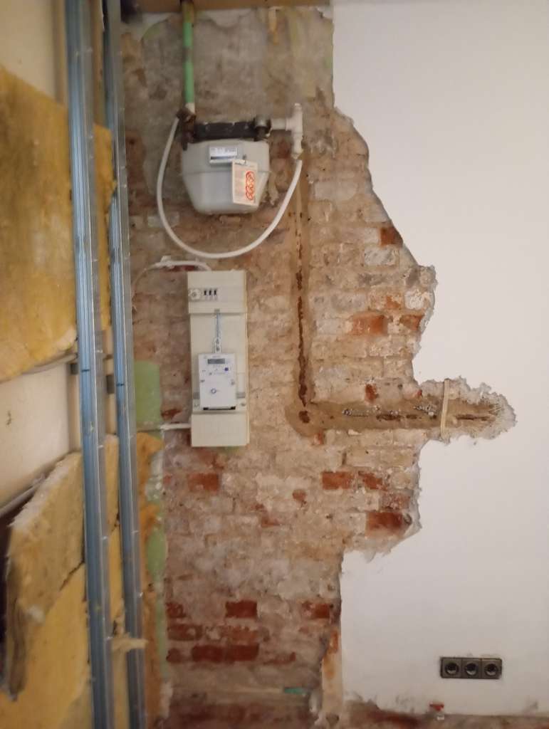 BAU.DE / BAU-Forum: 1. Bild zu Frage "Feuchtigkeit in der Wand: Ursachen finden & Sch&auml;den an Rohren erkennen?" im BAU-Forum "Innenw&auml;nde"