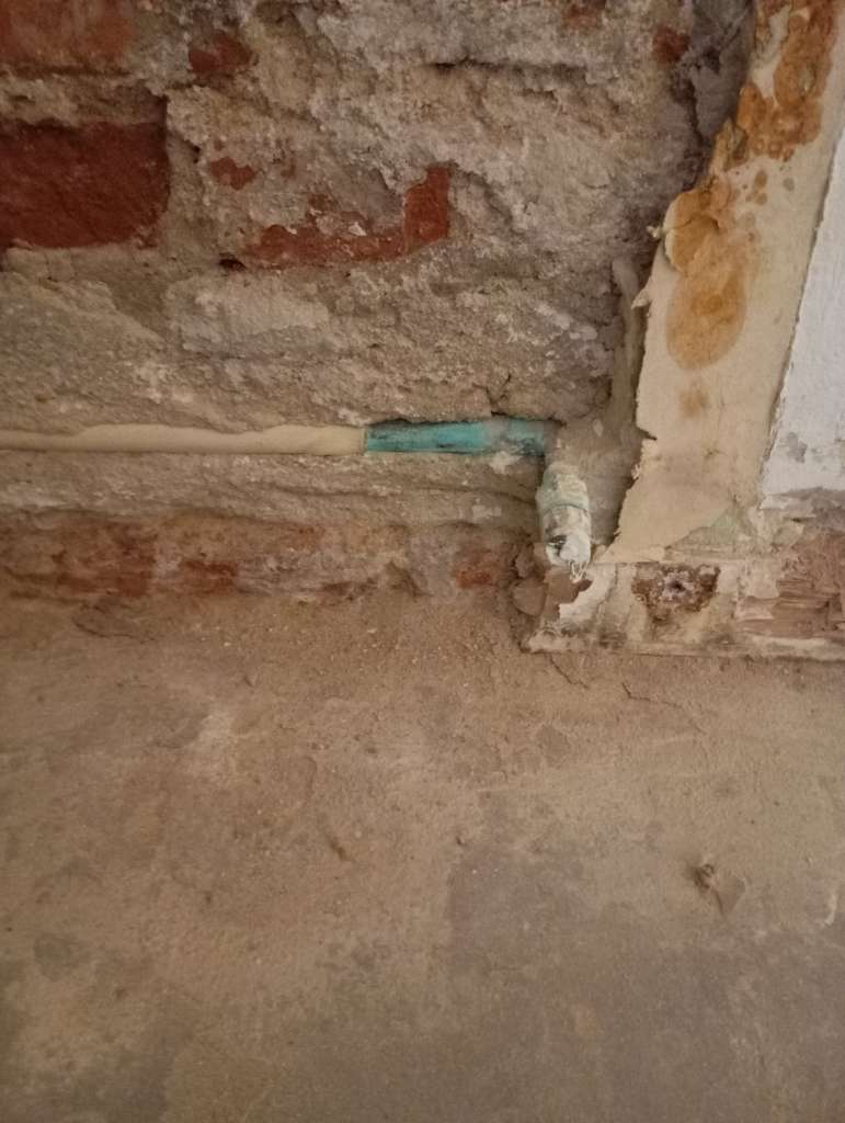 BAU.DE / BAU-Forum: 2. Bild zu Frage "Feuchtigkeit in der Wand: Ursachen finden & Sch&auml;den an Rohren erkennen?" im BAU-Forum "Innenw&auml;nde"