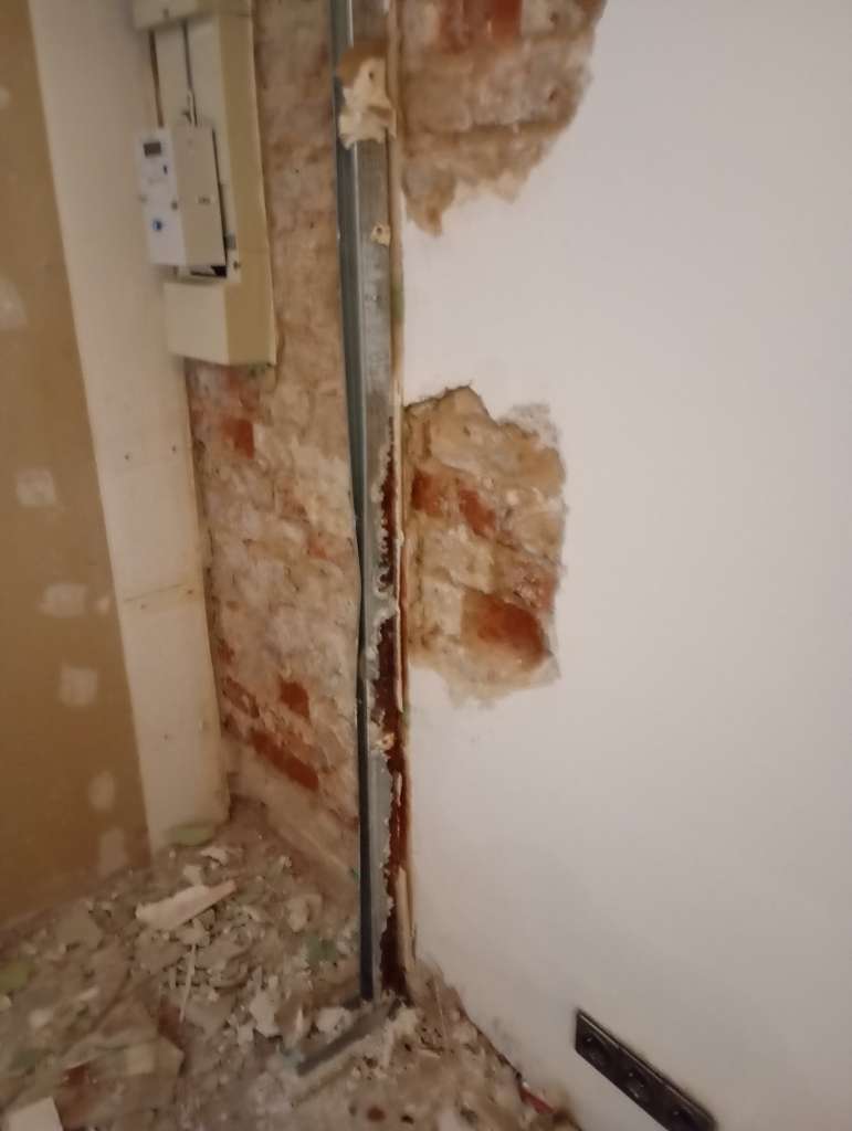 BAU.DE / BAU-Forum: 3. Bild zu Frage "Feuchtigkeit in der Wand: Ursachen finden & Sch&auml;den an Rohren erkennen?" im BAU-Forum "Innenw&auml;nde"