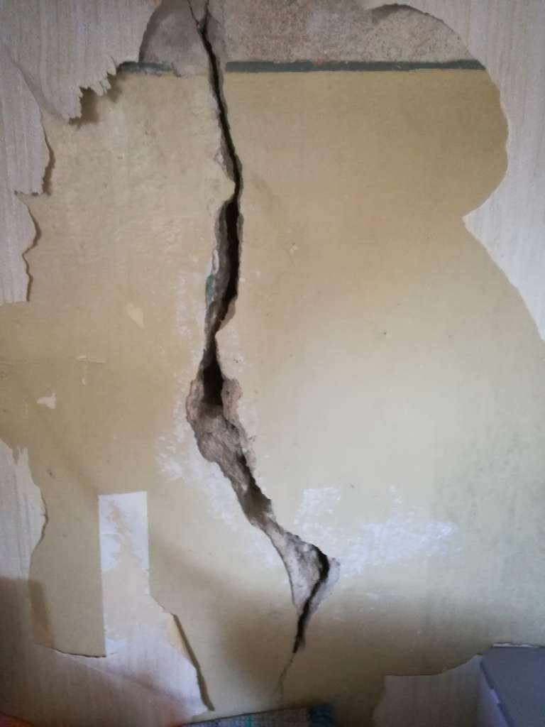 BAU.DE / BAU-Forum: 1. Bild zu Frage "Risse und Löcher im Altbau: Droht mein Haus einzustürzen?" im BAU-Forum "Innenwände" BAU.DE / BAU-Forum: 1. Bild zu Frage "Risse und Löcher im Altbau: Droht mein Haus einzustürzen?" im BAU-Forum "Innenwände"