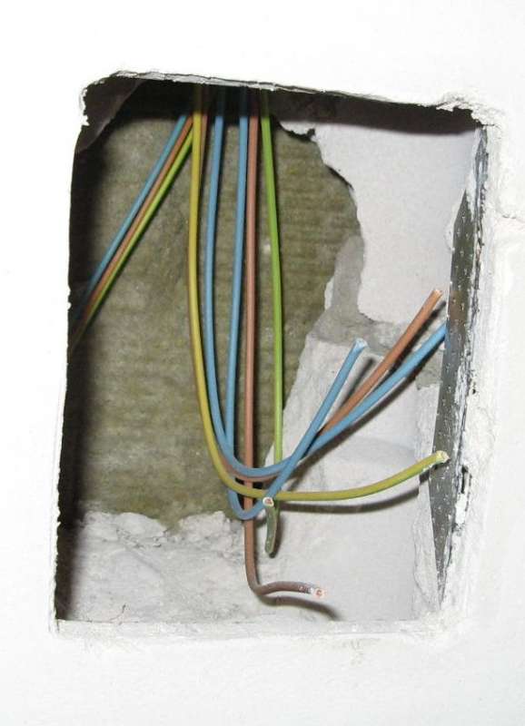 BAU.DE / BAU-Forum: 1. Bild zu Frage "DHH-Neubau: Elektriker haut f&uuml;r Installation L&ouml;cher in Geb&auml;udetrennwand" im BAU-Forum "Installation: Elektro, Gas, Wasser, Fernw&auml;rme etc."