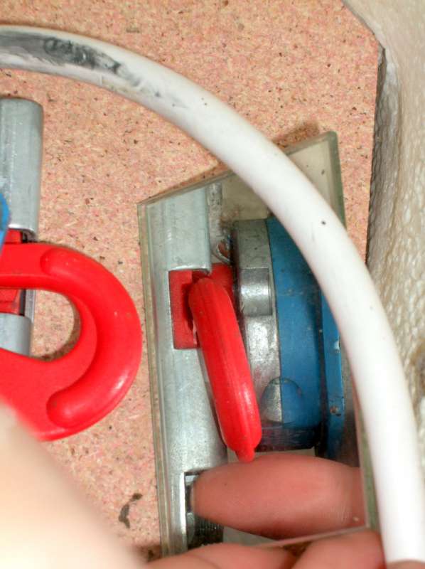 BAU.DE / BAU-Forum: 1. Bild zu Antwort "90 Grad-Foto so gut es geht..." auf die Frage "Becker Rollladenmotor einstellen: Endpunkte justieren nach Halter-Tausch &ndash; Anleitung & Tipps" im BAU-Forum "Installation: Elektro, Gas, Wasser, Fernw&auml;rme etc."