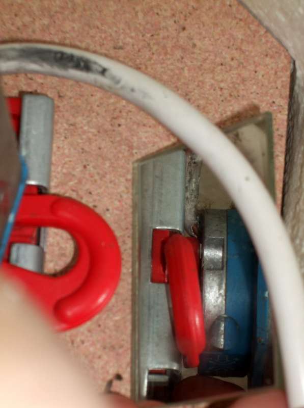 BAU.DE / BAU-Forum: 2. Bild zu Antwort "90 Grad-Foto so gut es geht..." auf die Frage "Becker Rollladenmotor einstellen: Endpunkte justieren nach Halter-Tausch &ndash; Anleitung & Tipps" im BAU-Forum "Installation: Elektro, Gas, Wasser, Fernw&auml;rme etc."