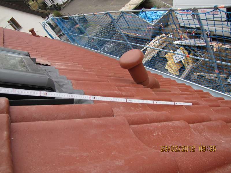 BAU.DE / BAU-Forum: 1. Bild zu Frage "Abstand Entlüftungsrohr Dachfenster (siehe Bilder)" im BAU-Forum "Installation: Elektro, Gas, Wasser, Fernwärme etc." BAU.DE / BAU-Forum: 1. Bild zu Frage "Abstand Entlüftungsrohr Dachfenster (siehe Bilder)" im BAU-Forum "Installation: Elektro, Gas, Wasser, Fernwärme etc."