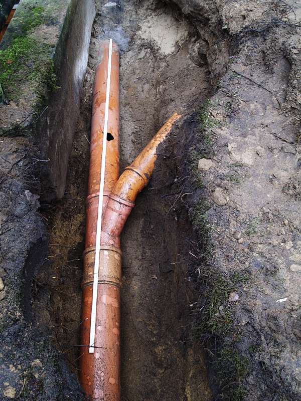 BAU.DE / BAU-Forum: 1. Bild zu Frage "KG-Abwasserrohr bei Erdarbeiten angeschlagen - Wie am sinnvollsten reparieren?" im BAU-Forum "Installation: Elektro, Gas, Wasser, Fernwärme etc." BAU.DE / BAU-Forum: 1. Bild zu Frage "KG-Abwasserrohr bei Erdarbeiten angeschlagen - Wie am sinnvollsten reparieren?" im BAU-Forum "Installation: Elektro, Gas, Wasser, Fernwärme etc."