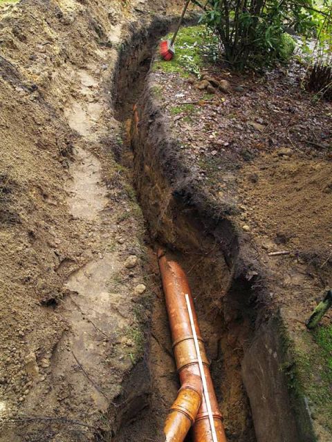 BAU.DE / BAU-Forum: 2. Bild zu Frage "KG-Abwasserrohr bei Erdarbeiten angeschlagen - Wie am sinnvollsten reparieren?" im BAU-Forum "Installation: Elektro, Gas, Wasser, Fernwärme etc." BAU.DE / BAU-Forum: 2. Bild zu Frage "KG-Abwasserrohr bei Erdarbeiten angeschlagen - Wie am sinnvollsten reparieren?" im BAU-Forum "Installation: Elektro, Gas, Wasser, Fernwärme etc."