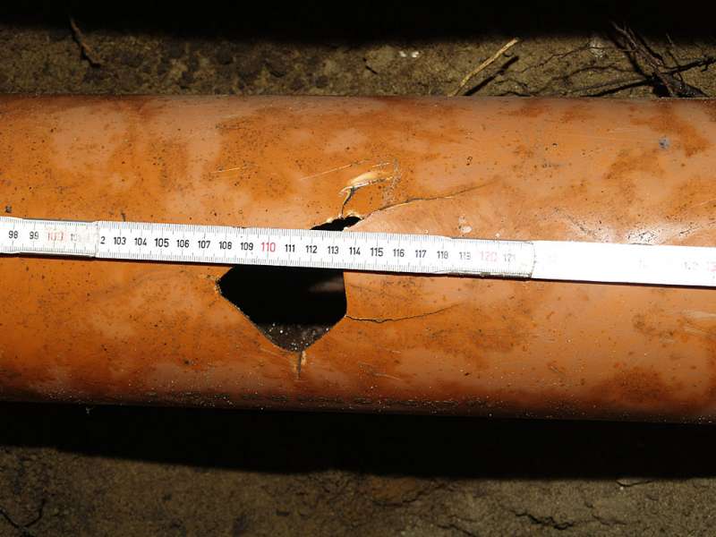 BAU.DE / BAU-Forum: 3. Bild zu Frage "KG-Abwasserrohr bei Erdarbeiten angeschlagen - Wie am sinnvollsten reparieren?" im BAU-Forum "Installation: Elektro, Gas, Wasser, Fernwärme etc." BAU.DE / BAU-Forum: 3. Bild zu Frage "KG-Abwasserrohr bei Erdarbeiten angeschlagen - Wie am sinnvollsten reparieren?" im BAU-Forum "Installation: Elektro, Gas, Wasser, Fernwärme etc."