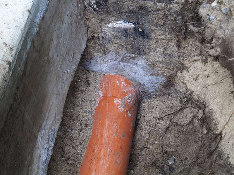 BAU.DE / BAU-Forum: 4. Bild zu Frage "KG-Abwasserrohr bei Erdarbeiten angeschlagen - Wie am sinnvollsten reparieren?" im BAU-Forum "Installation: Elektro, Gas, Wasser, Fernwärme etc." BAU.DE / BAU-Forum: 4. Bild zu Frage "KG-Abwasserrohr bei Erdarbeiten angeschlagen - Wie am sinnvollsten reparieren?" im BAU-Forum "Installation: Elektro, Gas, Wasser, Fernwärme etc."