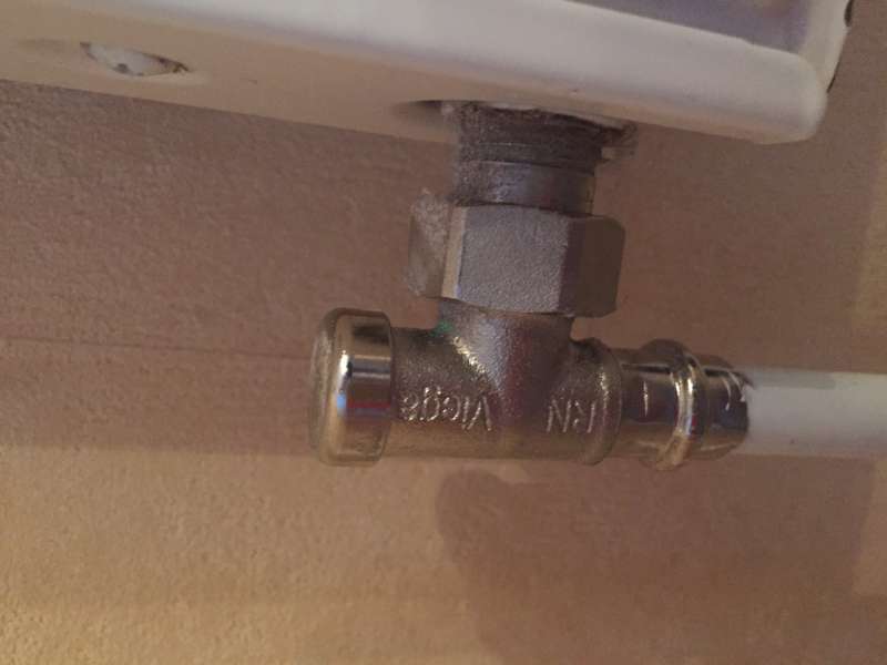 BAU.DE / BAU-Forum: 1. Bild zu Frage "Rücklaufventil vorhanden?" im BAU-Forum "Installation: Elektro, Gas, Wasser, Fernwärme etc." BAU.DE / BAU-Forum: 1. Bild zu Frage "Rücklaufventil vorhanden?" im BAU-Forum "Installation: Elektro, Gas, Wasser, Fernwärme etc."