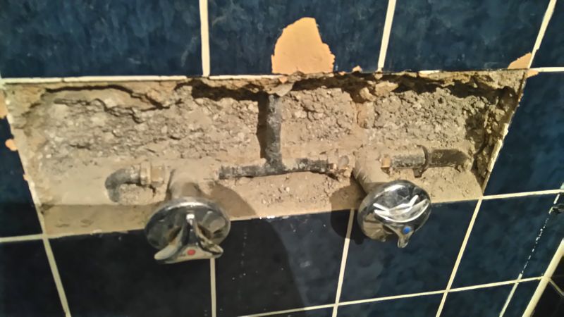 BAU.DE / BAU-Forum: 1. Bild zu Frage "Duschwasseranschluss für Amartur ändern" im BAU-Forum "Installation: Elektro, Gas, Wasser, Fernwärme etc." BAU.DE / BAU-Forum: 1. Bild zu Frage "Duschwasseranschluss für Amartur ändern" im BAU-Forum "Installation: Elektro, Gas, Wasser, Fernwärme etc."